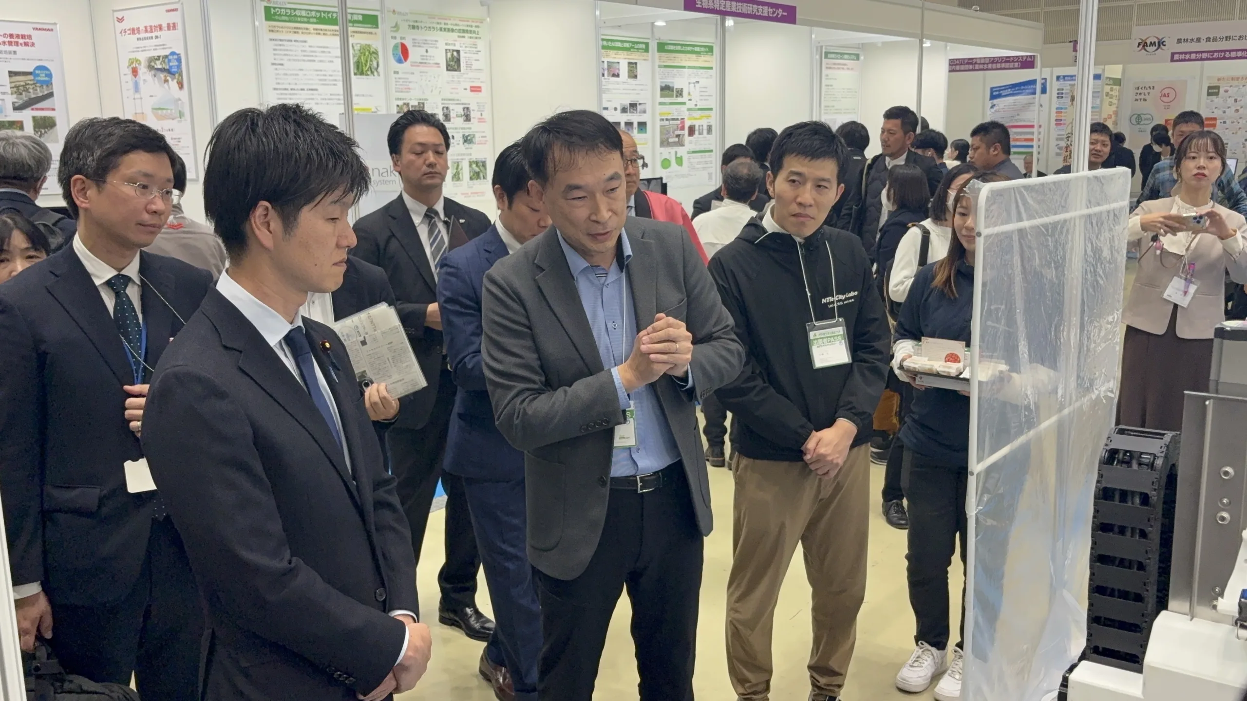 農林水産省事業「次世代スマート農業技術の開発・改良・実用化」における「イチゴ収穫ロボット×スマートハウスによる ロボット普及化モデル実証」の展示に鈴木大臣、小野田大臣が来訪されました